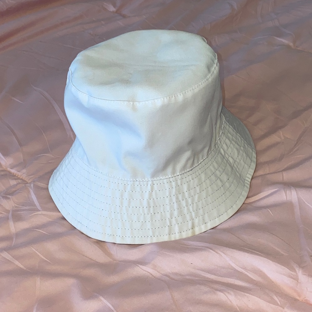 Alice + Olivia Reversible White Black Daisy Bucket Hat Trendy Beach Summer Cute